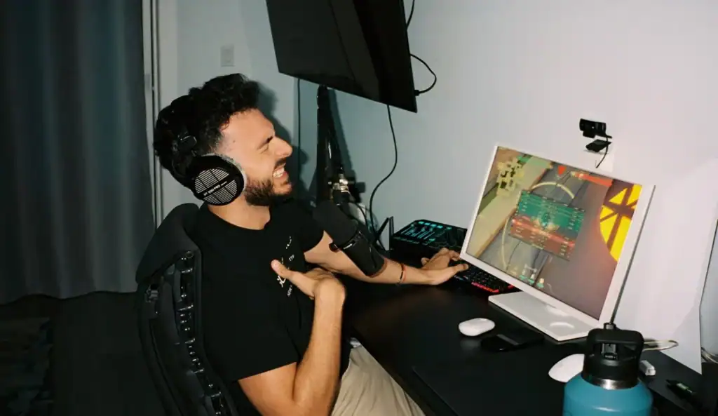 tarik Gaming PC Setup chrome uU0UdCv6AE
